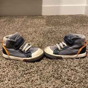 see Kai run no tie shoes